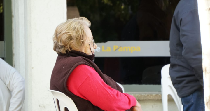 Sillas y Café: la Municipalidad de Santa Rosa asistió a jubilados en las colas de los bancos