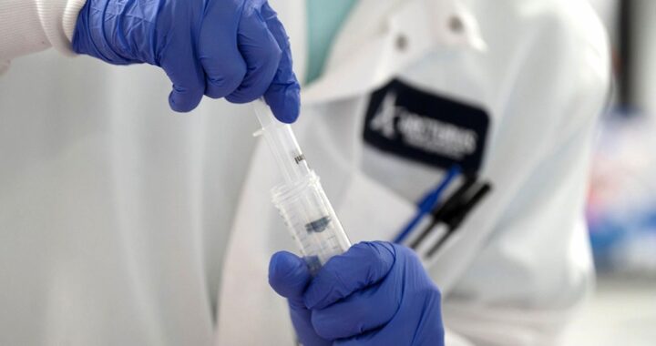 Alentador: Aseguran que la vacuna de Oxford provoca una “fuerte respuesta inmune” a adultos mayores