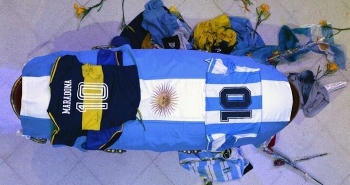 Multitudinaria despedida a Diego en Casa Rosada