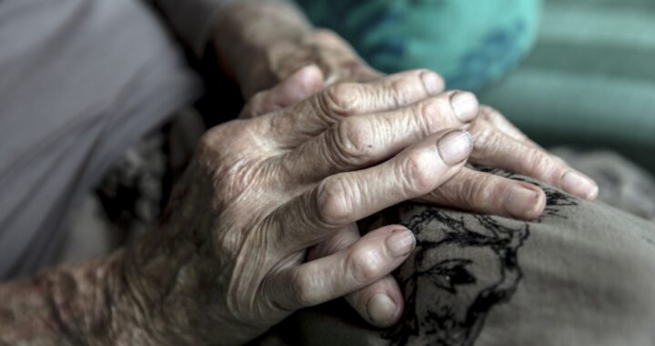 Adultos mayores: sugieren que alojados en residencias no socialicen fuera de ellas