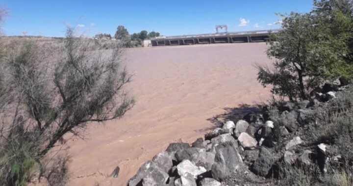 Fuerte incremeto del Caudal del Rio Colorado: aconsejan no permancer en la costa ribereña de 25 de Mayo por riesgo de desbordes