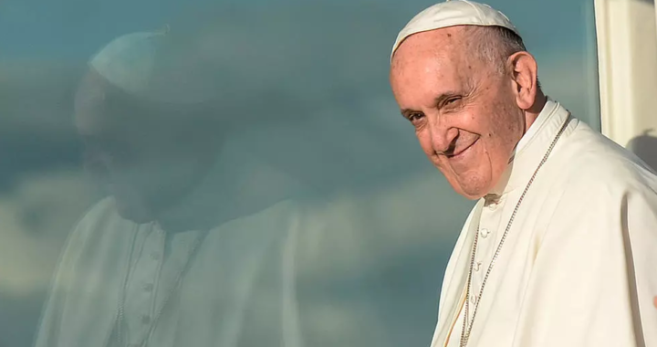 El Papa Francisco autorizó a que las mujeres puedan leer la Palabra de Dios, ser monaguillos y distribuir la comunión.