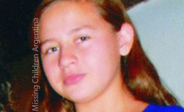 Encuentran a una chica desaparecida hace 10 años y detienen a sus padres: sospechan que la entregaron a una red de trata