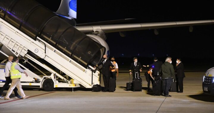 El jueves llegarían un millón de dosis de la vacuna china al país