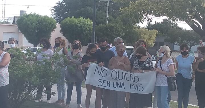 Caleufú: marcharon en apoyo a la docente amenazada de muerte por su ex pareja: “No fue fácil exponerme”, dijo