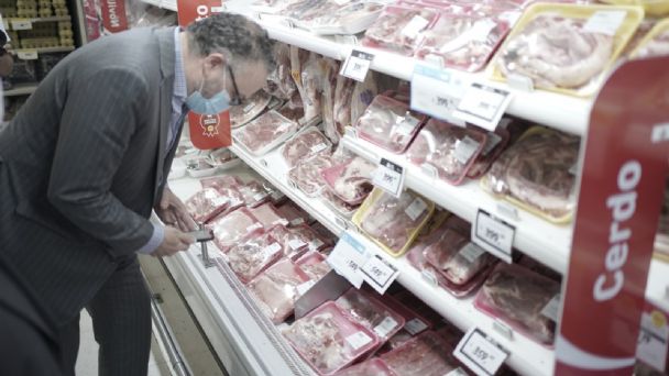 Kulfas salió a chequear la calidad de la carne a precios “populares” en los supermercados