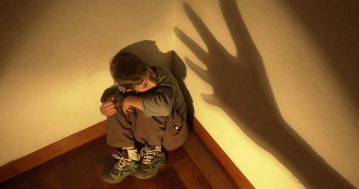 Condenan a una madre por golpear a su hijo de 10 años