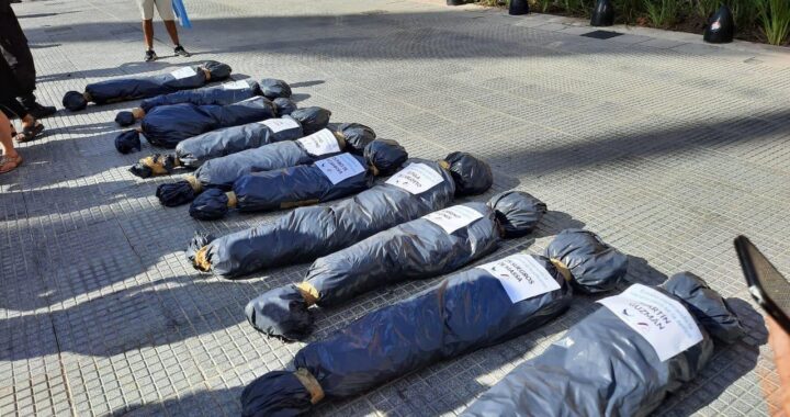 Alberto se refirió a las bolsas negras en Plaza de Mayo: “No callemos ante semejante acto de barbarie”