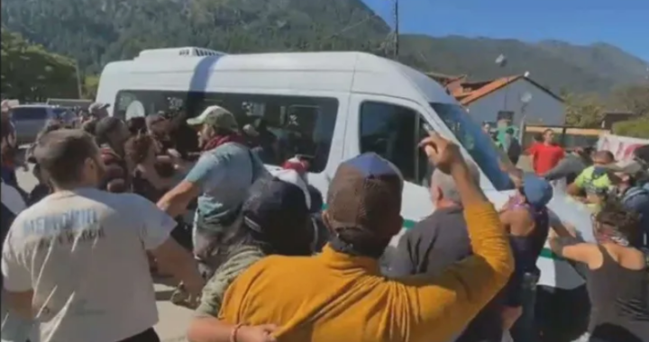 Graves incidentes en la llegada de Fernández a Chubut: piedrazos y agresiones