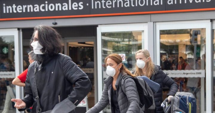 Migraciones apoyó el desaliento al turismo: “El mundo enfrenta un rebrote de la pandemia, mucho más infecciosa”