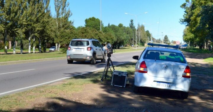 Realizan controles de velocidad con radares móviles en la Avenida Perón