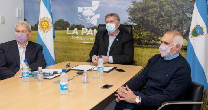 Firma de contratos para la construcción de viviendas en Santa Rosa y Eduardo Castex