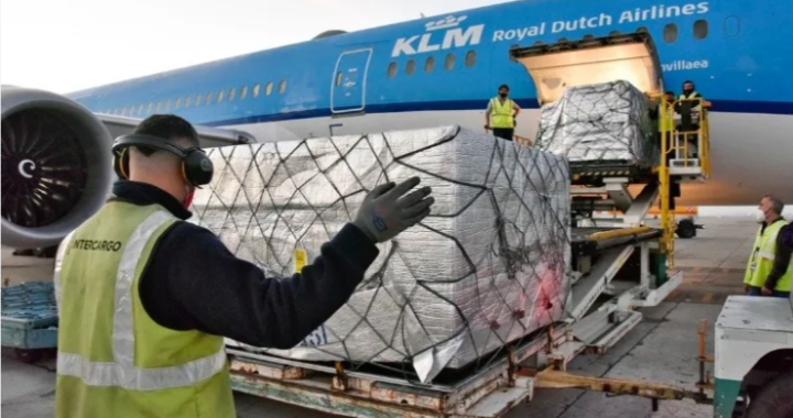 El domingo parte un vuelo para traer 861 mil dosis de AstraZeneca