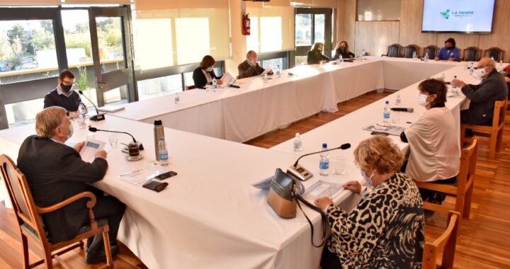 El gobierno y los gremios docentes acordaron continuar con la presencialidad en las escuelas