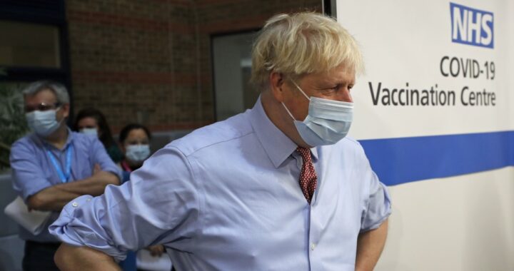 El Reino Unido retrasa la vuelta a la “normalidad” por el aumento de contagios a pesar de tener al 80% de la población vacunada