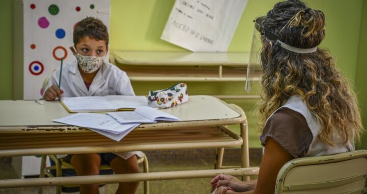 Vacunaron a más del 90% de docentes activos frente a estudiantes