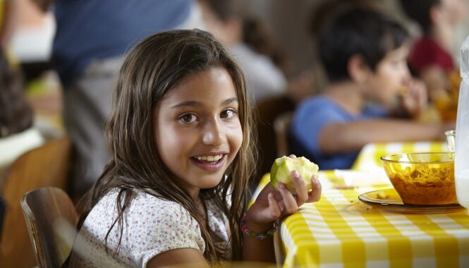 Cáritas y UCA alertan que de cada cuatro chicos sólo uno “come todos los días”