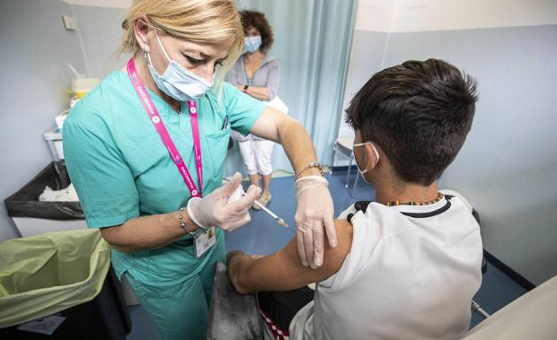 Rusia comienza a vacunar contra el covid a adolescentes entre 12 y 17 años con la Sputnik V