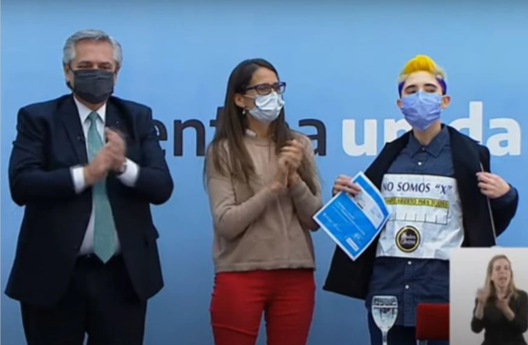 El incómodo momento que vivió Alberto Fernández en la presentación del documento no binario: “No somos una x”, protestaron