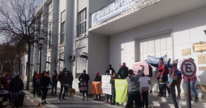 Se manifestaron vecinos del Nuevo Salitral en la municipalidad: “Somos gente de trabajo, tenemos que hacer quilombo para que nos den bola”