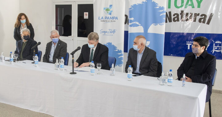 Ziliotto firmó el contrato para iniciar 40 viviendas en Toay y un convenio para ampliar la red de agua potable