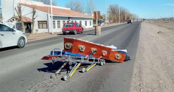 Se cayó un ataúd de un coche fúnebre y el cadáver quedó tendido en medio de una ruta, ocurrió en Neuquen