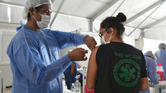 En Jujuy será obligatoria la vacunación para estatales y para usar el transporte público