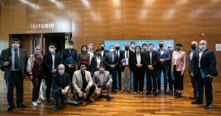 La Provincia firmó un convenio por cuatro millones de pesos para el fortalecimiento del área de Ciencia y Tecnología.