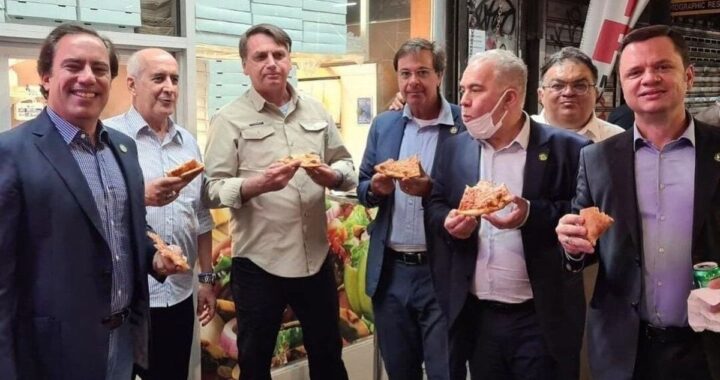 Bolsonaro, obligado a comer en la calle en Nueva York por no vacunarse