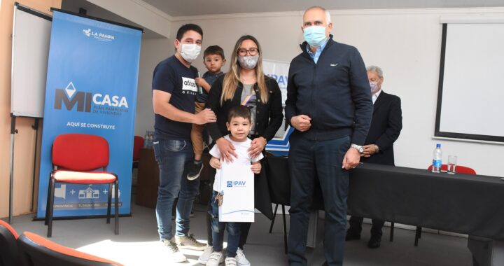 Cuatro familias recibieron viviendas de cogestión entre PROCREAR y la Provincia