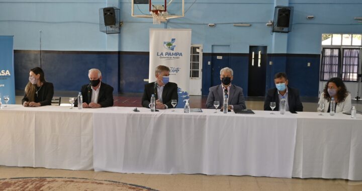 Ziliotto firmó convenios por viviendas para otras 10 localidades y destacó “la calidad institucional” de La Pampa