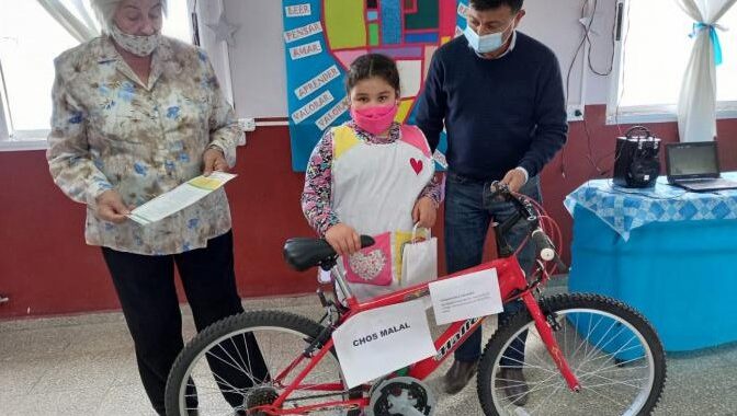 DAFAS entregó bicicletas a ganadores del concurso de relatos