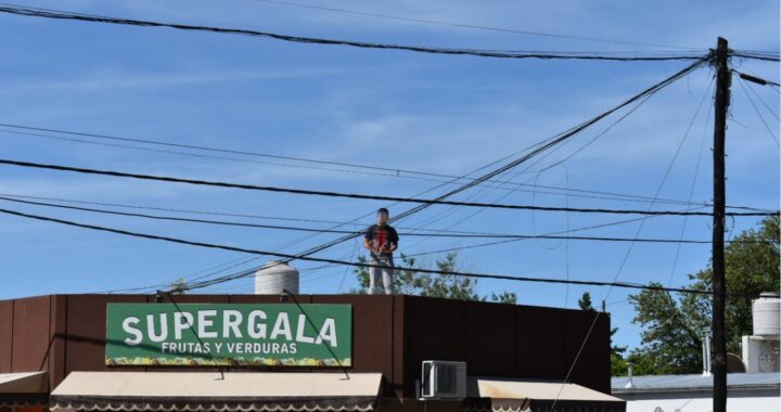 Pánico y tensión en la calle Roque Sáenz Peña: Un adolescente tira piedras a peatones y autos