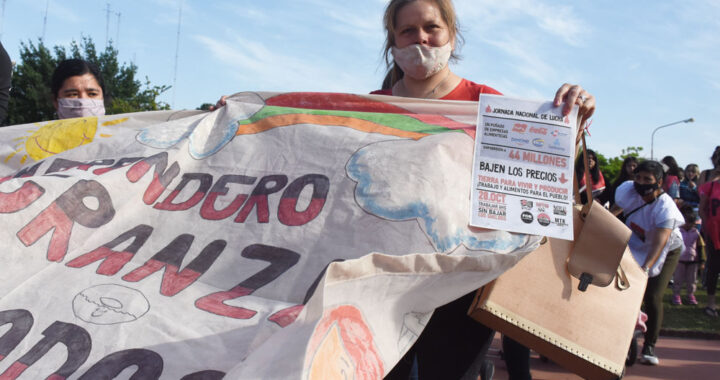 Militantes de una organización social piden alimentos para comedores y merenderos