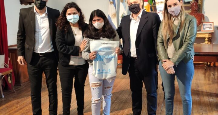 Entrega de llaves de viviendas a familias de Victorica