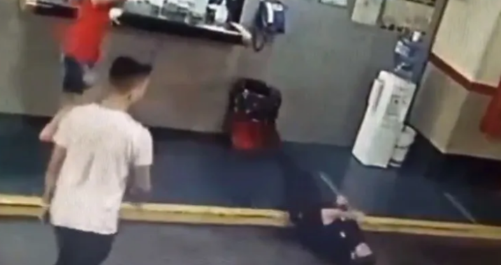 (VIDEO) Dejó inconsciente a un playero de un estacionamiento porque encontró su auto rayado