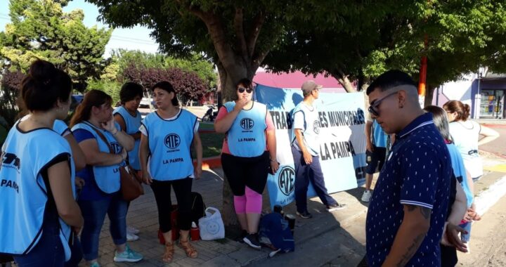 Municipales de Castex se movilizan reclamando por el cumplimiento de acuerdos y paritarias