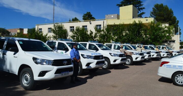 Se entregaron móviles policiales para distintas dependencias