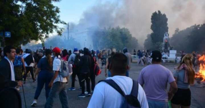 Chubut: incendiaron edificios públicos en rechazo a la ley de megaminería