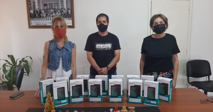 Entregaron 49 tablets para residentes de Dispositivos de Cuidado