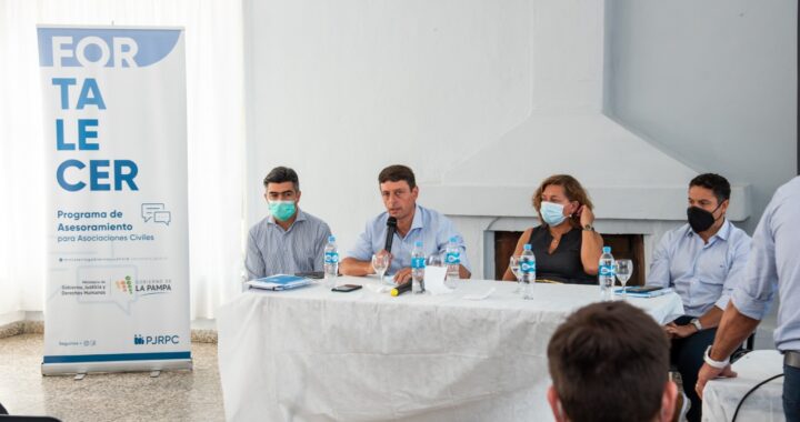 Gobierno entregó actas de protección de vivienda y dictó capacitación en Colonia Barón