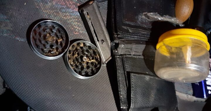 Circulaba a alta velocidad, lo detuvieron y le encontraron armas, drogas y municiones