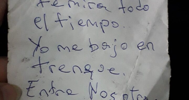 Una chica advirtió a otra con un papelito y la salvó de un posible acoso sexual