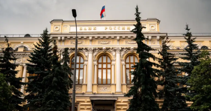 Ahorristas rusos se agolpan en los bancos para retirar sus depósitos