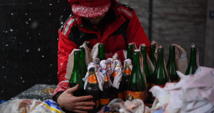 (VIDEO) Ucranianos han convertido la producción de bombas molotov en una actividad familiar y comunitaria.