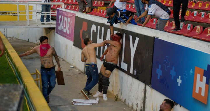 (VIDEOS) Horror: Varios muertos en una sangrienta pelea de hinchas en méxico; el pampeano Furch estaba jugando el partido