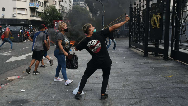 Le sacaron el plan social a uno de los detenidos por los disturbios en el congreso