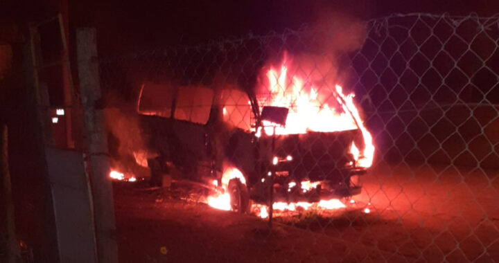 ¿Vuelven los pirómanos? Prendieron fuego una combi en Zona Norte