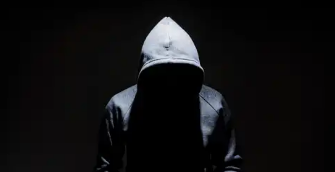 Un hombre acosó a dos menores de edad y le destrozó el auto a su pareja, pero no irá preso: le dieron tres años de prisión en suspenso