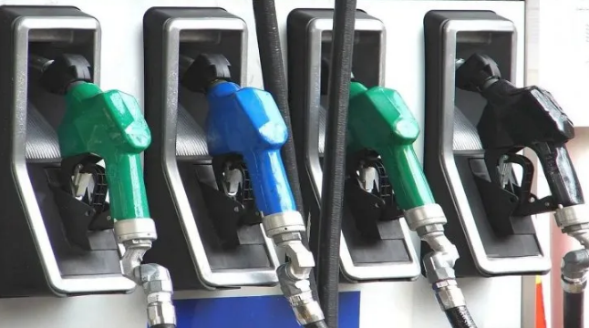 Otro golpe al bolsillo: Axion y Shell aumentaron el precio de sus combustibles